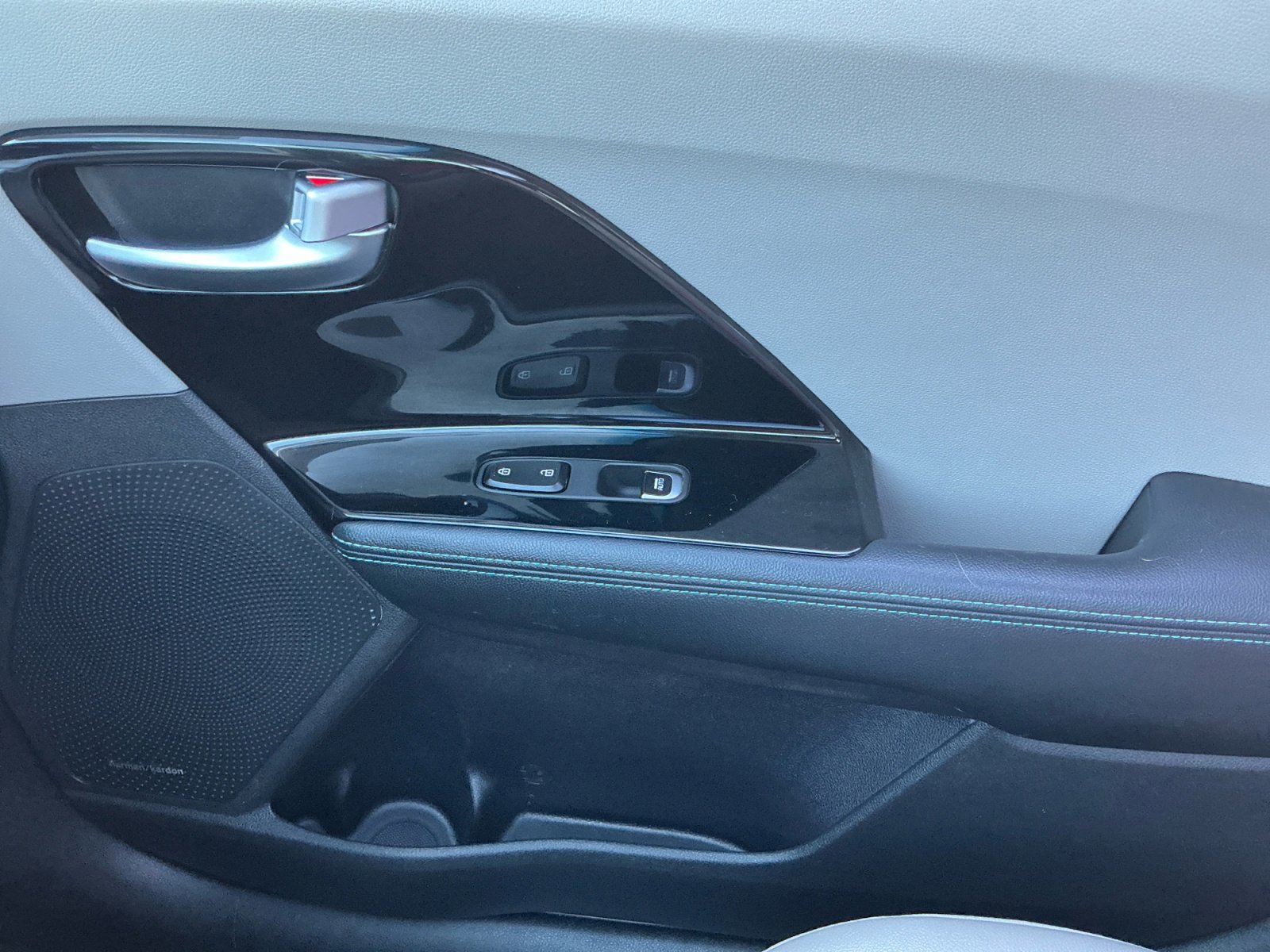 Used 2022 Kia Niro EX Premium image 16