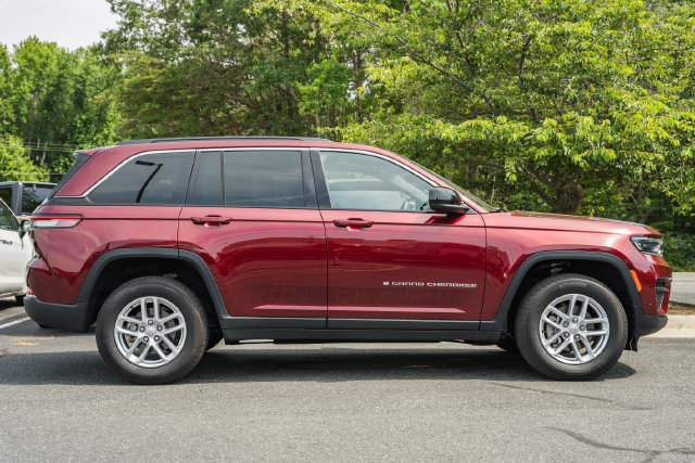 Used 2025 Jeep Grand Cherokee Laredo X w/ Luxury Tech Group I AWD/4WD image 7
