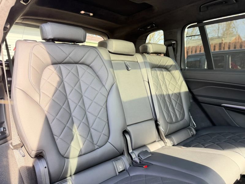 Used 2023 BMW X7 xDrive40i w/ M Sport Package AWD/4WD image 29