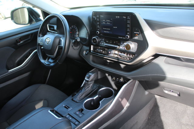 Used 2022 Toyota Highlander LE FWD image 25