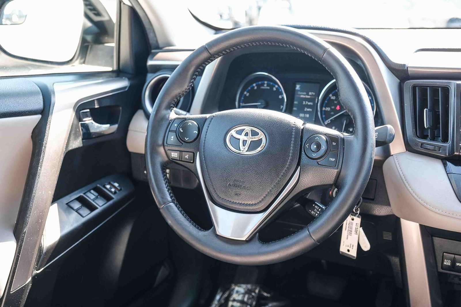 Used 2016 Toyota RAV4 XLE FWD image 17