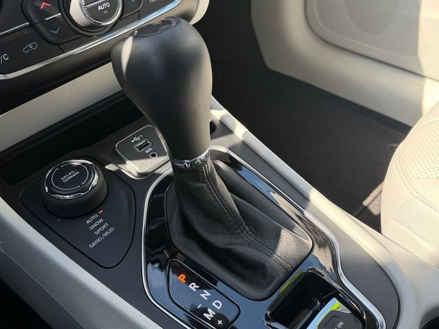 Used 2022 Jeep Cherokee Limited AWD/4WD image 21