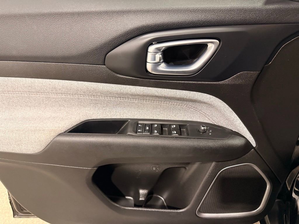 Used 2024 Jeep Compass Latitude image 13