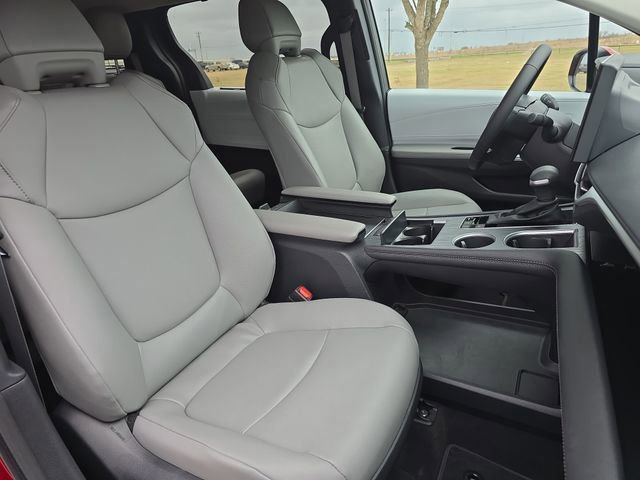 Used 2025 Toyota Sienna XLE image 10