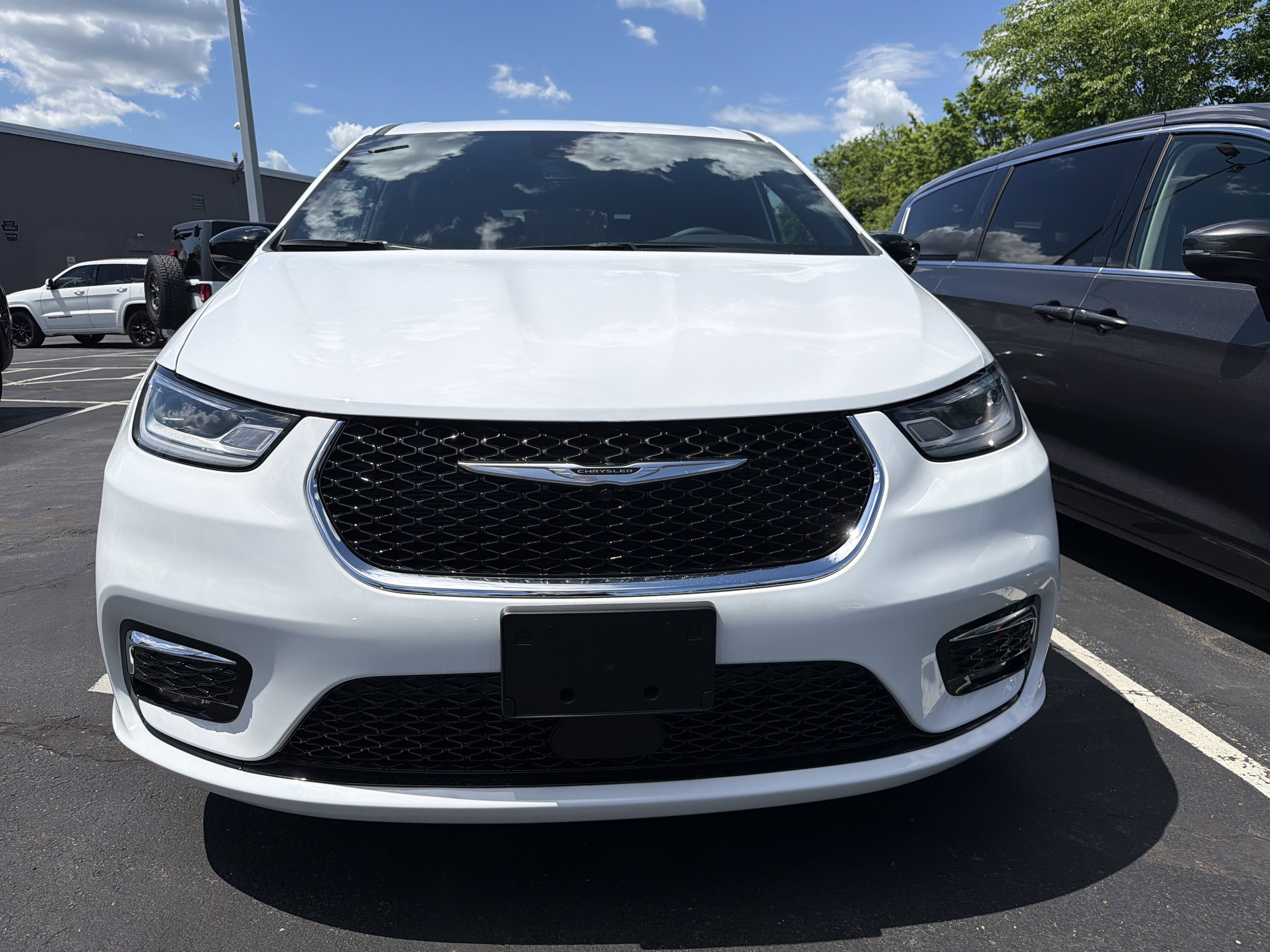Used 2025 Chrysler Pacifica Select FWD image 2