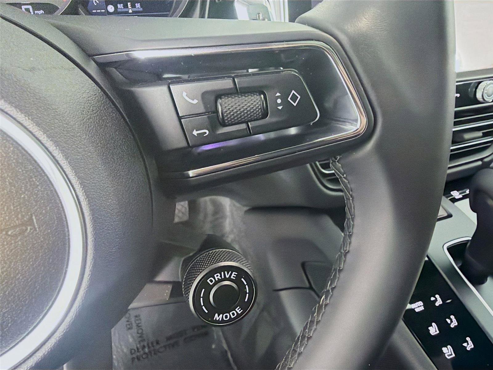 Certified 2025 Porsche Macan image 14