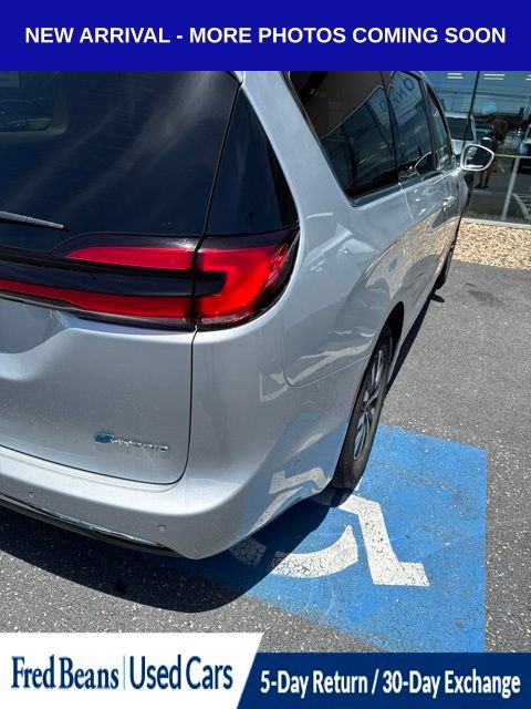 Used 2022 Chrysler Pacifica Touring-L w/ Uconnect Theater Family Group FWD image 14
