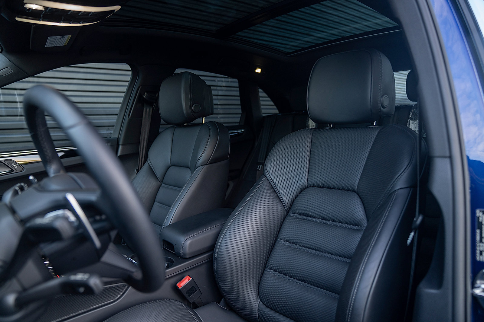Certified 2025 Porsche Macan AWD/4WD image 5