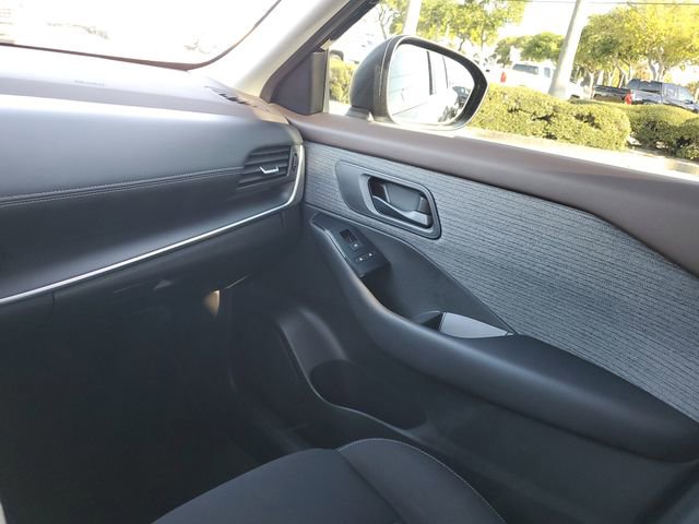 Used 2023 Nissan Rogue S image 9