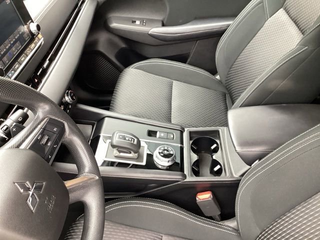 Used 2024 Mitsubishi Outlander ES image 29