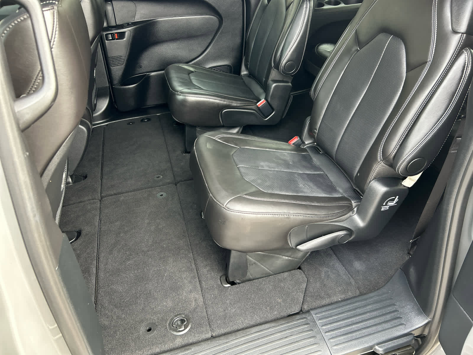 Used 2025 Chrysler Pacifica Select FWD image 27