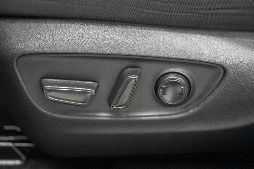 Used 2025 Toyota RAV4 XLE AWD/4WD image 33