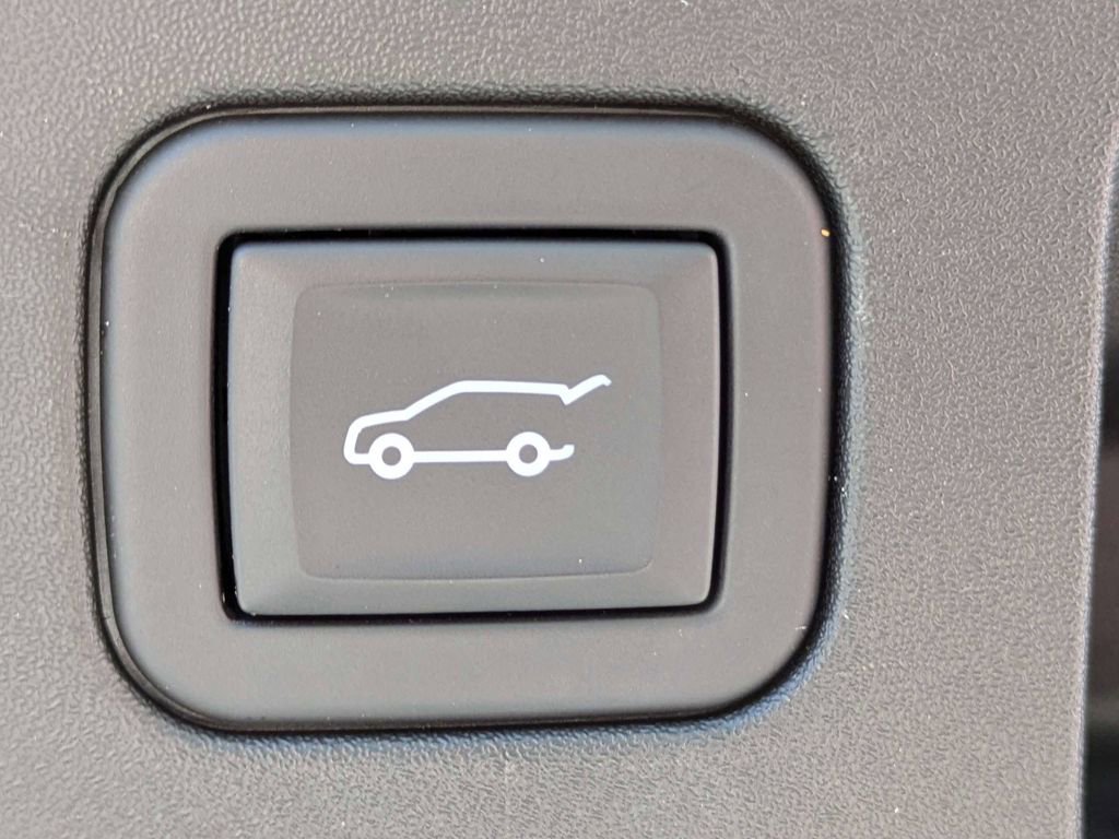 Certified 2023 Cadillac XT4 Luxury w/ Cold Weather Package FWD image 15