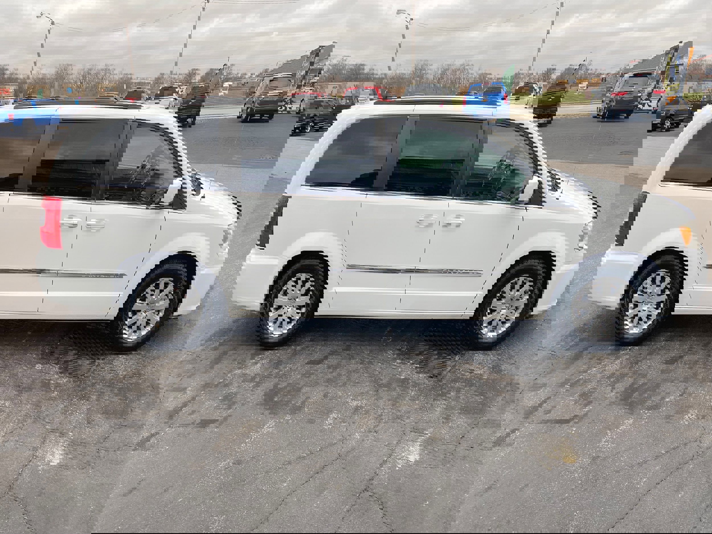 Used 2014 Chrysler Town & Country Touring image 4
