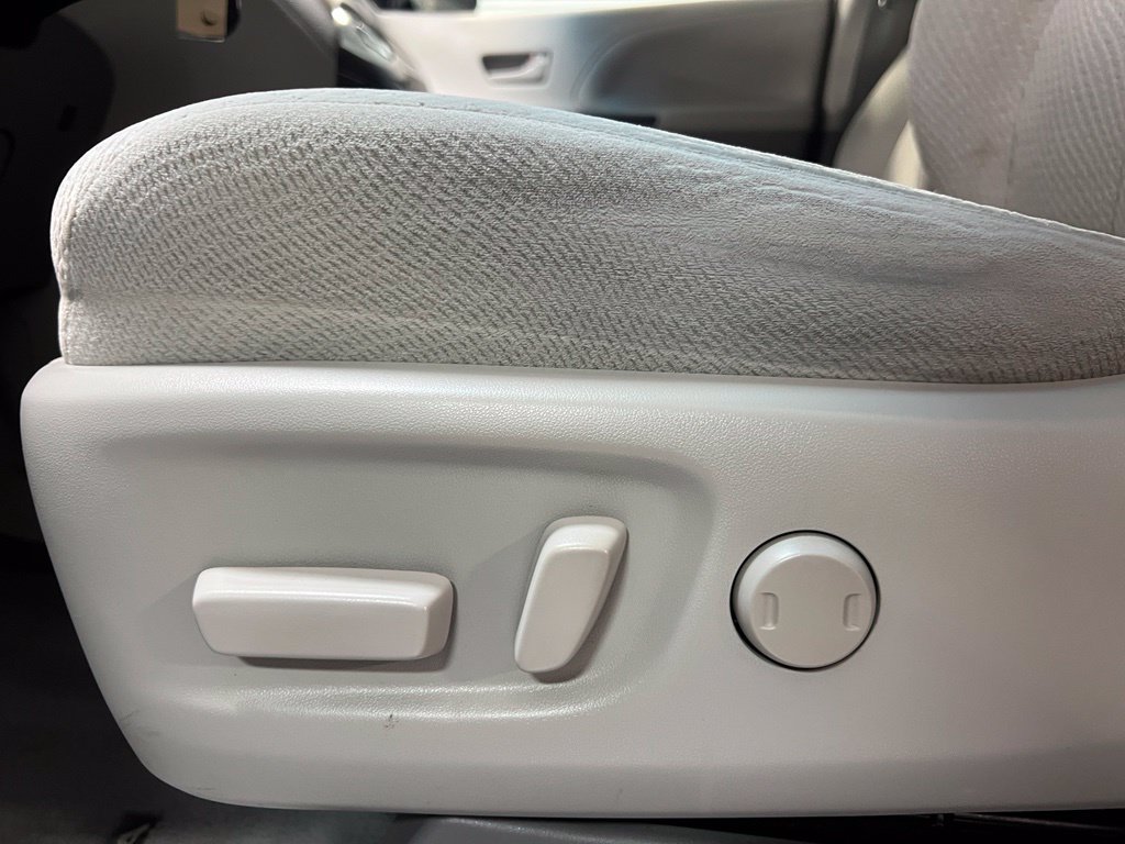 Used 2013 Toyota Sienna LE FWD image 13