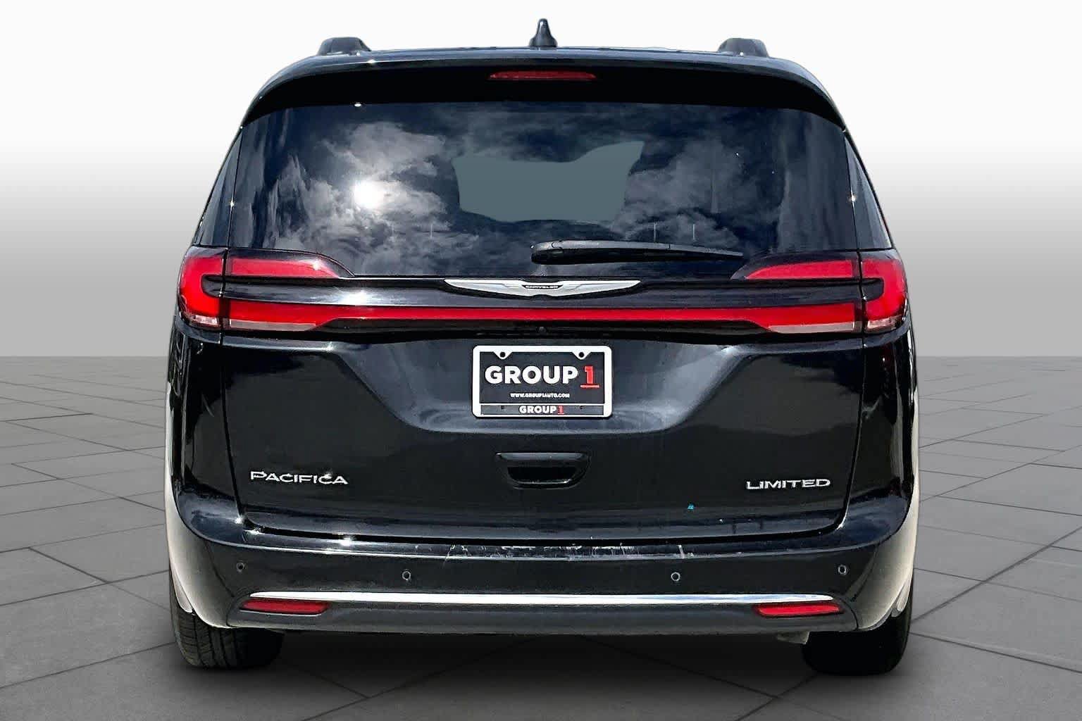 Used 2023 Chrysler Pacifica Limited FWD image 5