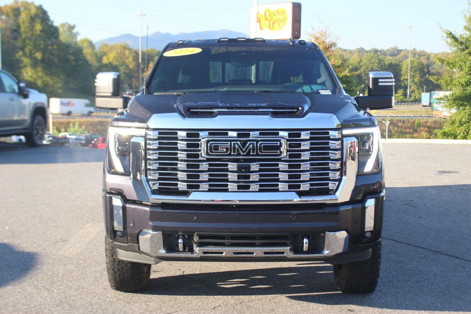 Used 2024 GMC Sierra 2500 Denali w/ Denali Reserve Package AWD/4WD image 2
