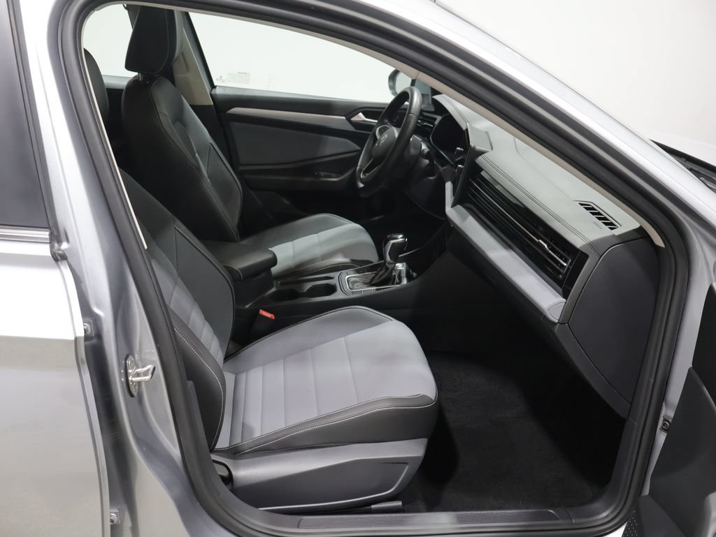 Used 2025 Volkswagen Jetta SE FWD image 24