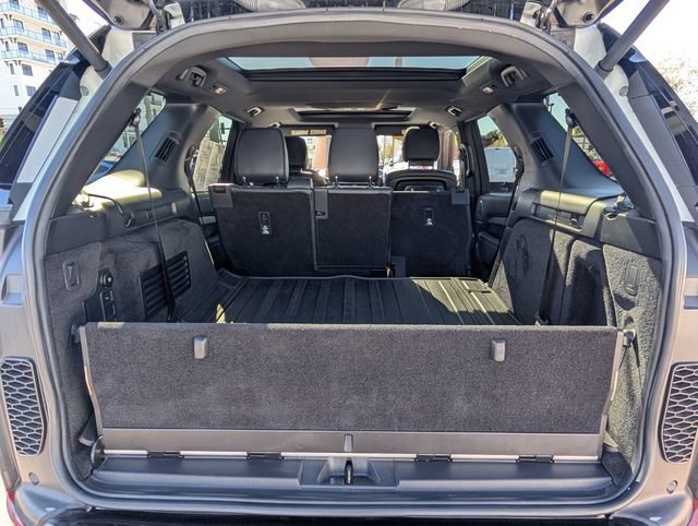 Used 2020 Land Rover Discovery Landmark image 12