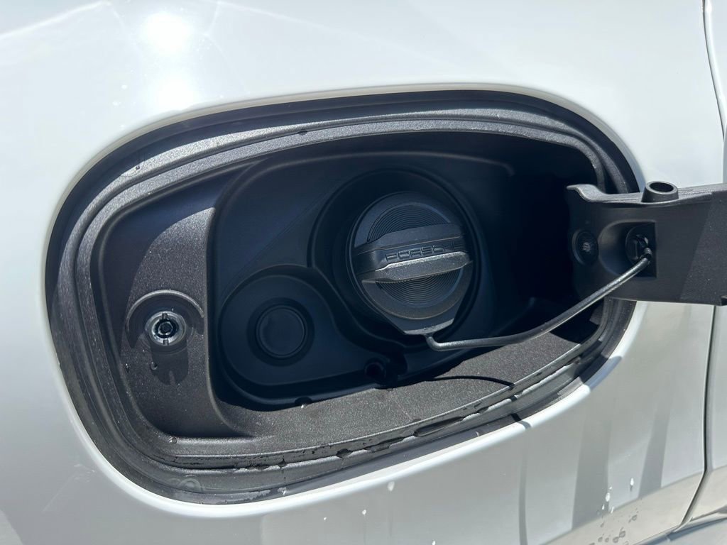 Used 2025 Porsche Cayenne image 37