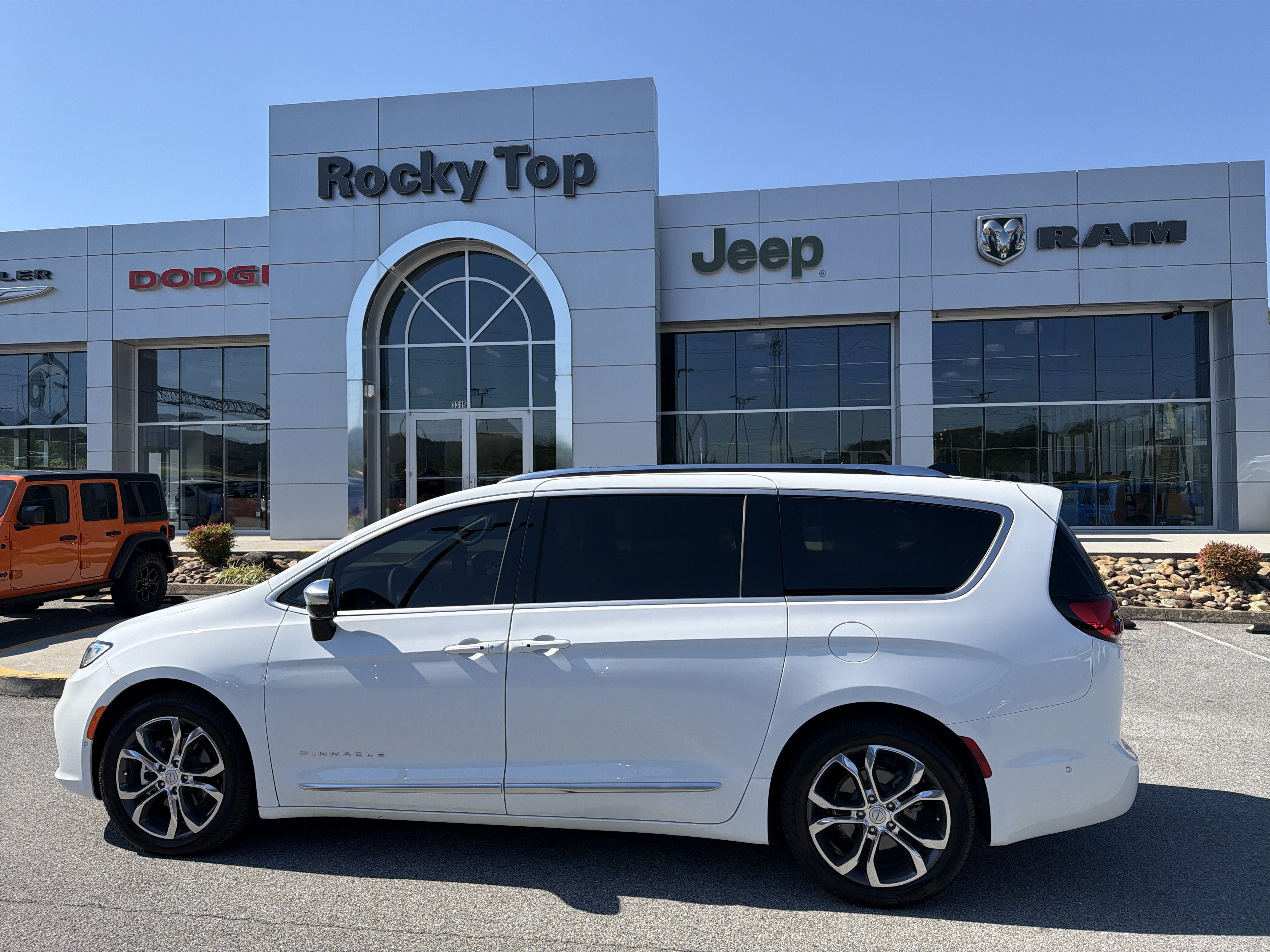 Used 2025 Chrysler Pacifica Pinnacle FWD image 1