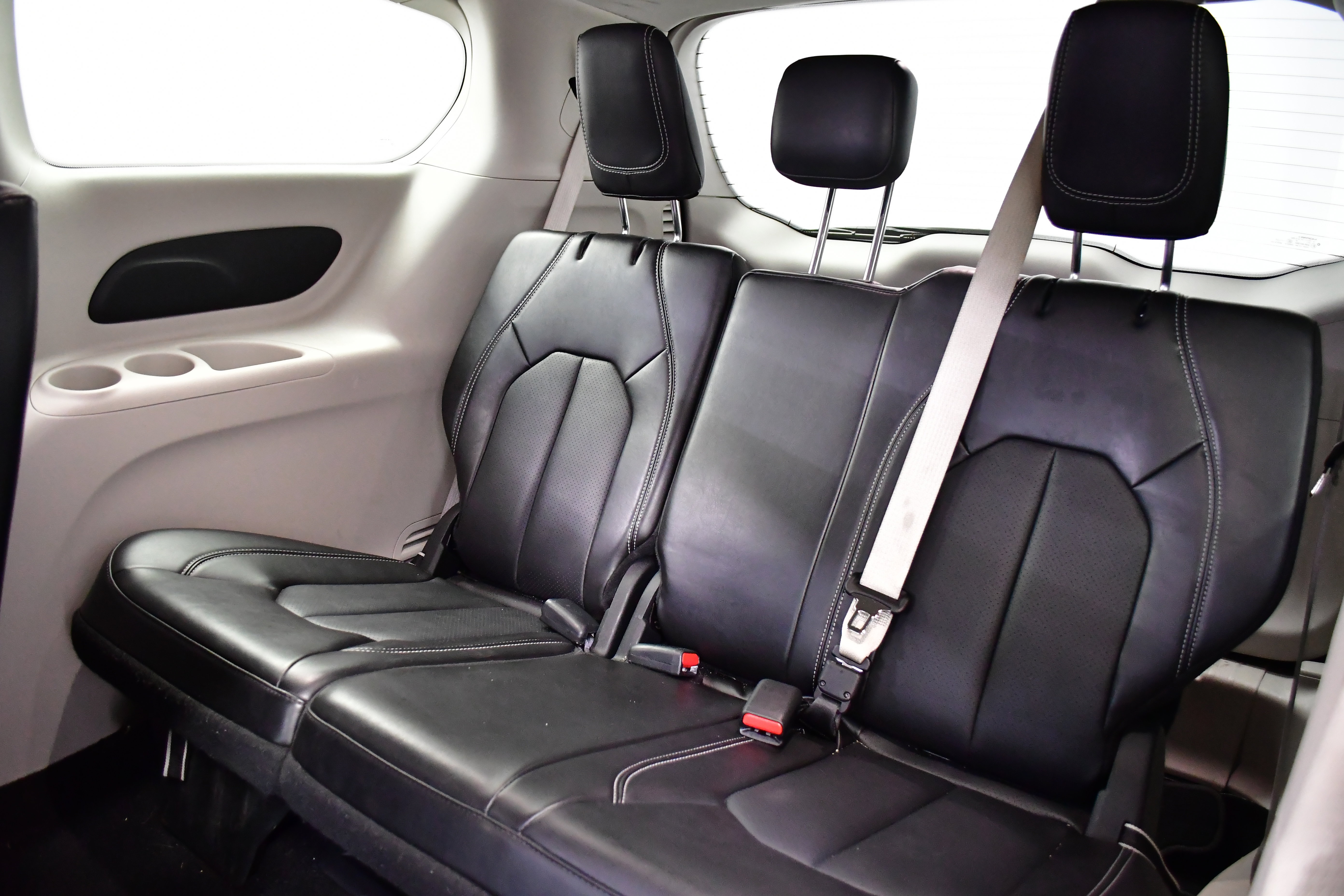 Used 2024 Chrysler Pacifica Touring-L image 11