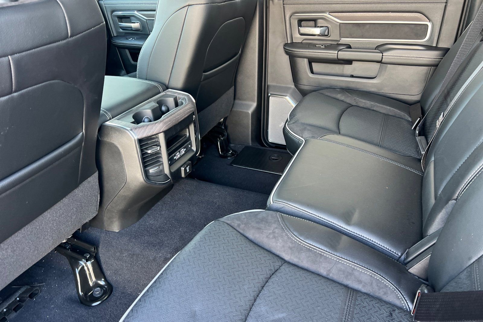 New 2026 RAM 3500 Laramie AWD/4WD image 10