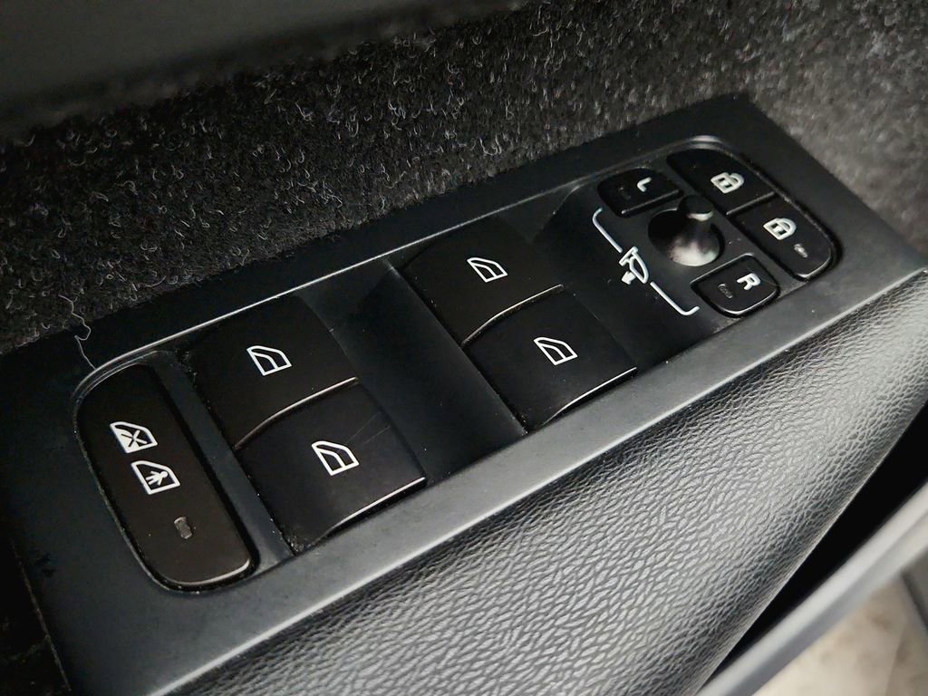 Used 2019 Volvo XC40 T5 R-Design AWD/4WD image 29