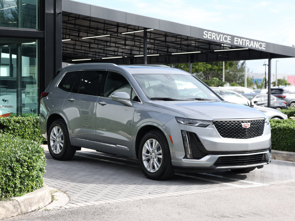 Used 2025 Cadillac XT6 Luxury FWD image 2