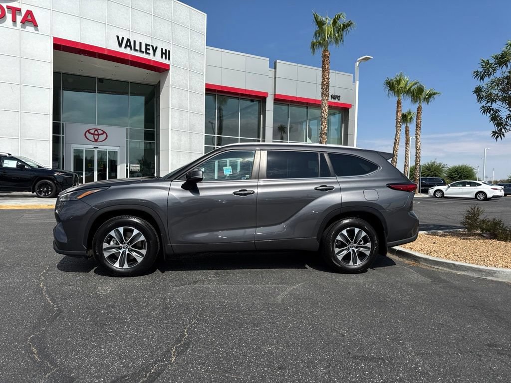 Used 2023 Toyota Highlander XLE AWD/4WD image 2