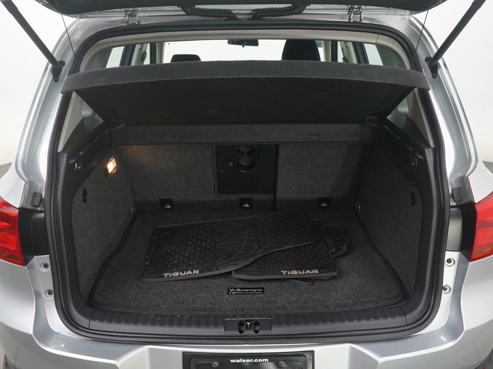 Used 2017 Volkswagen Tiguan S image 9