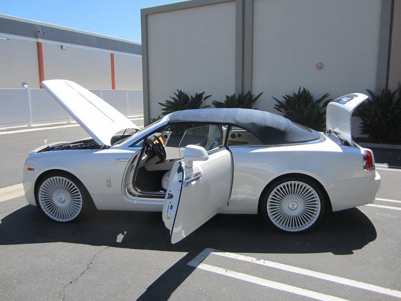 Used 2016 Rolls-Royce Dawn RWD image 9