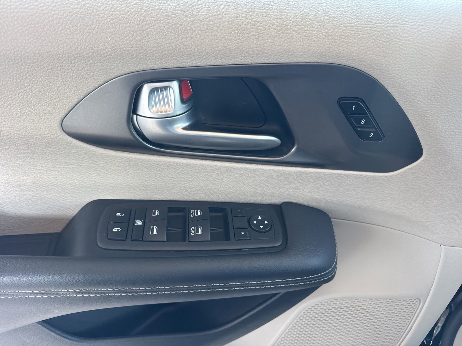 Used 2024 Chrysler Pacifica Touring-L FWD image 23