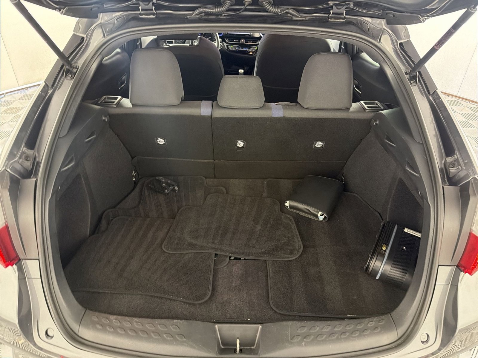 Used 2021 Toyota C-HR XLE image 24