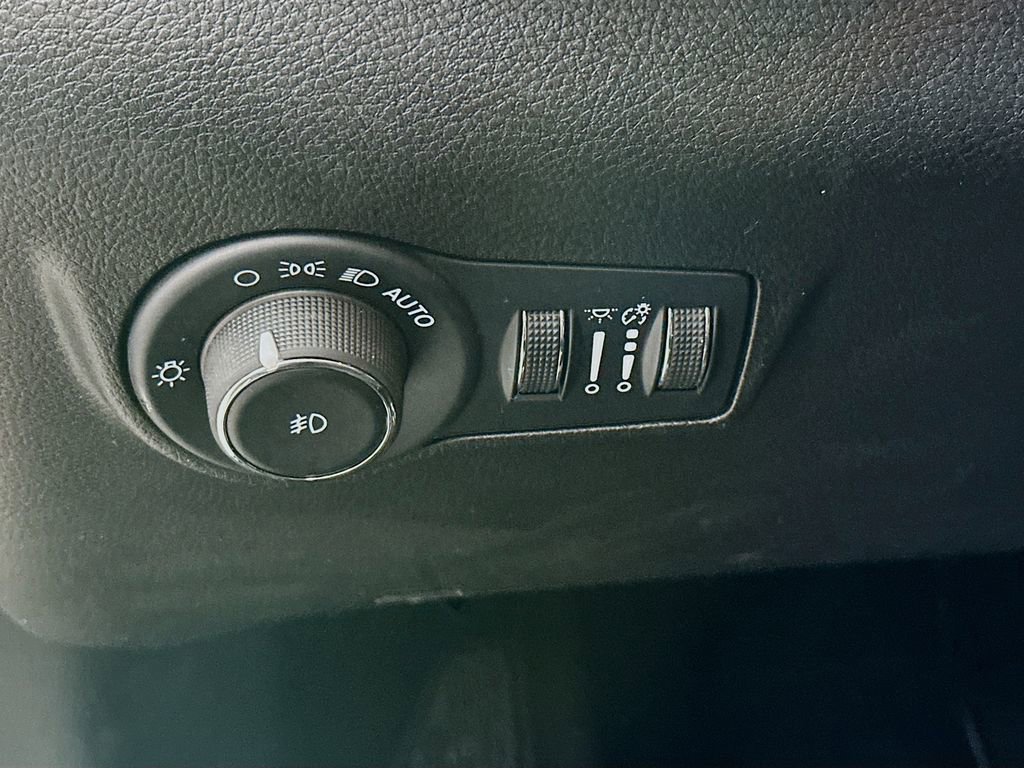 Used 2024 Jeep Compass Limited image 17