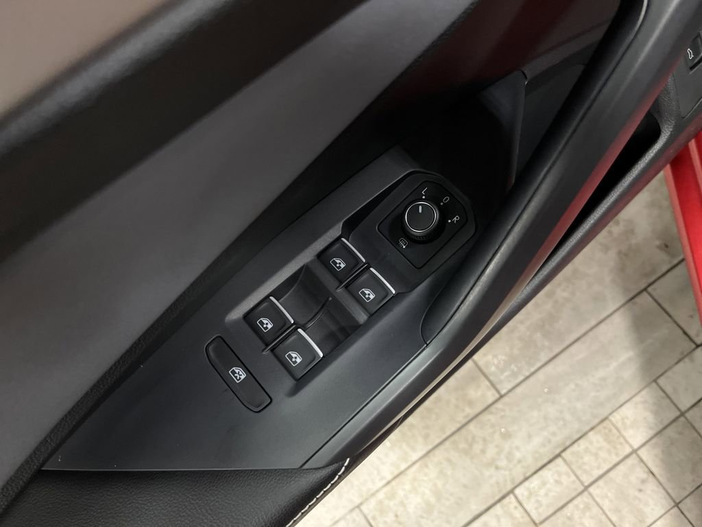 Used 2025 Volkswagen Jetta SE w/ Sunroof Package image 27