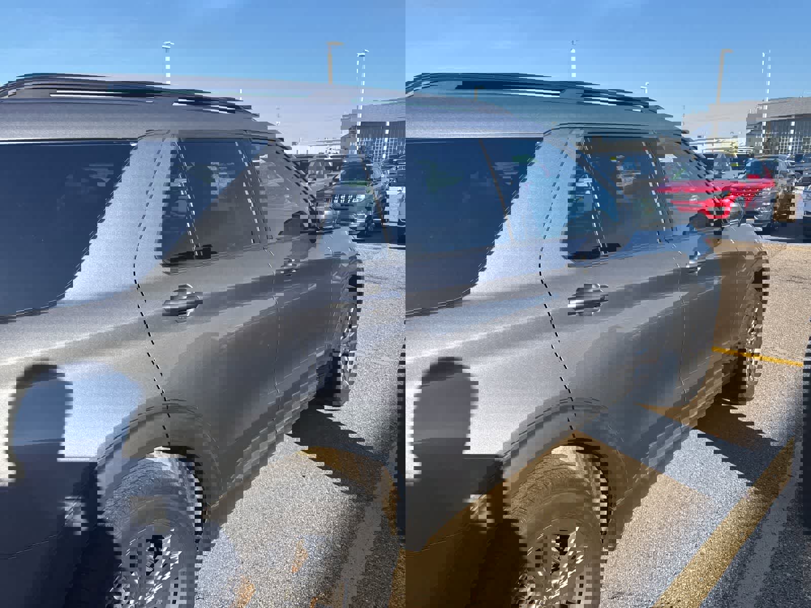 Used 2021 Ford Explorer XLT w/ Equipment Group 202A image 8