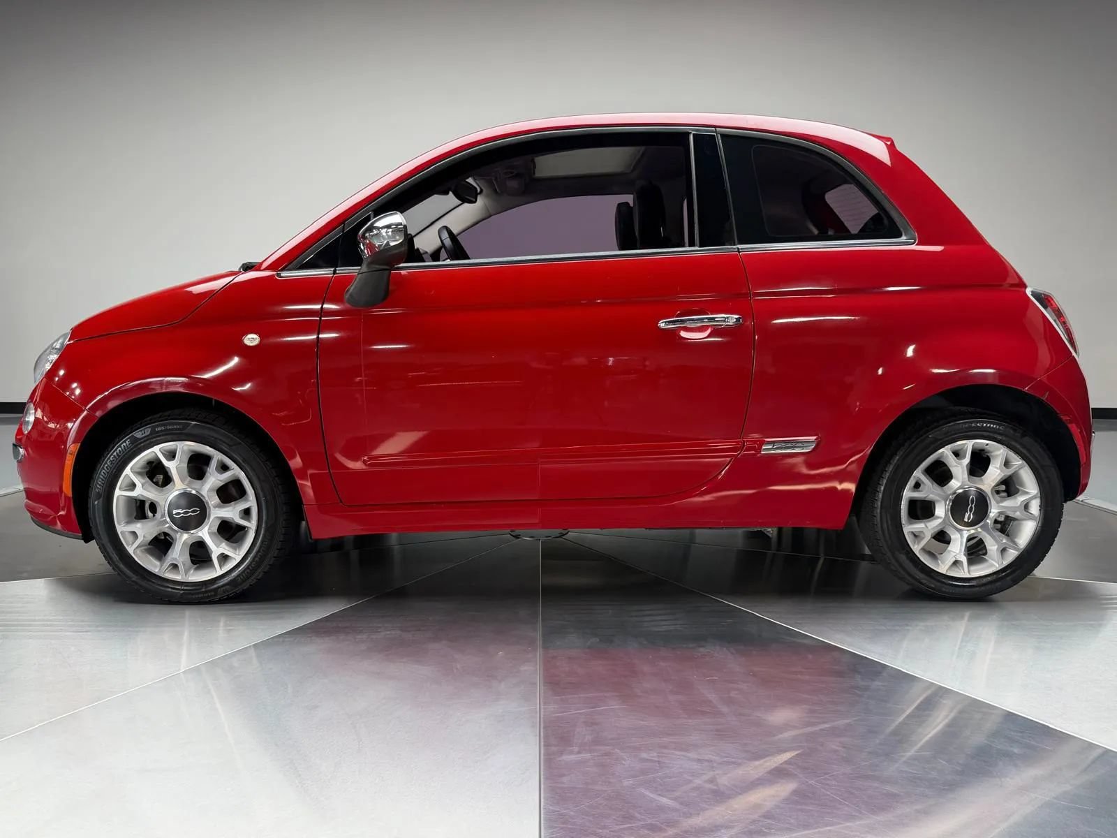 Used 2017 FIAT 500 Lounge FWD image 4