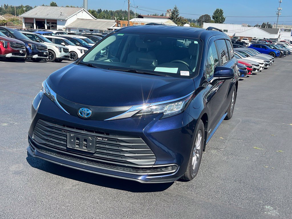 Used 2021 Toyota Sienna LE AWD/4WD image 3