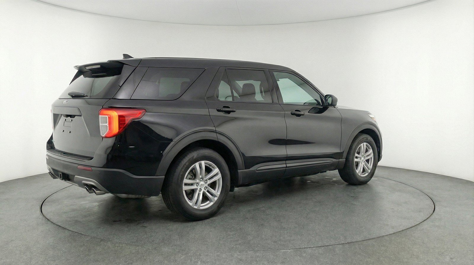 Used 2024 Ford Explorer XLT w/ Equipment Group 202A RWD image 9