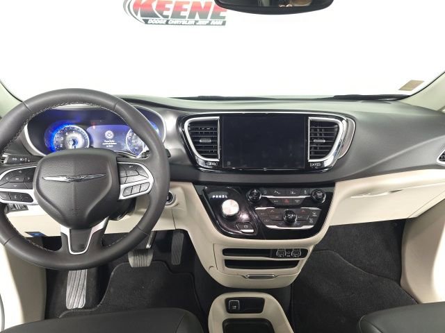 Used 2024 Chrysler Pacifica Touring-L image 12