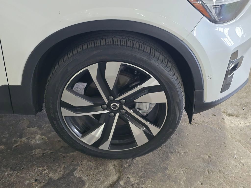 Certified 2024 Volvo XC40 B5 Plus w/ Protection Package Premier AWD/4WD image 9