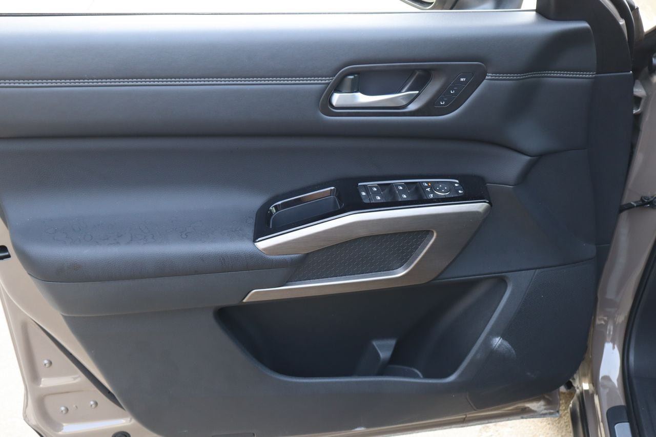 Used 2025 Nissan Pathfinder Platinum FWD image 22