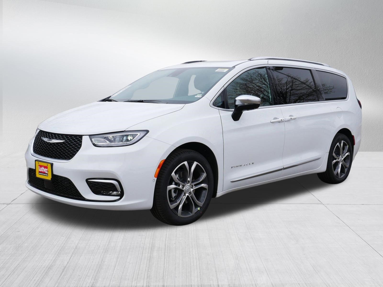 New 2026 Chrysler Pacifica Pinnacle w/ Trailer Tow Group FWD image 3