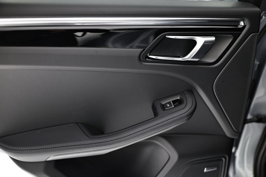 Certified 2026 Porsche Macan AWD/4WD image 26