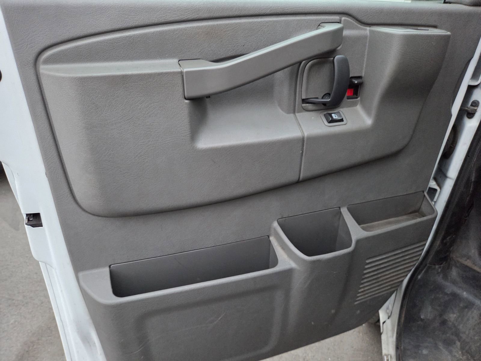 Used 2017 Chevrolet Express 2500 image 5