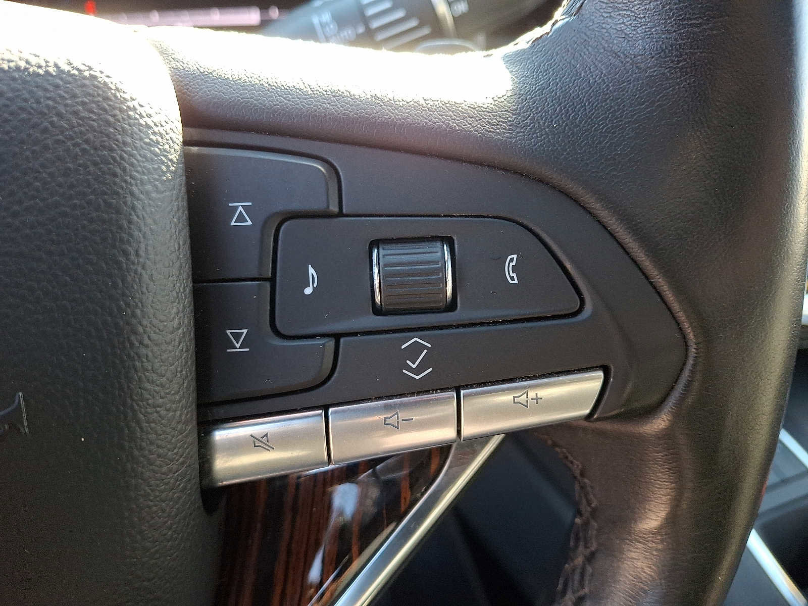 Used 2023 Cadillac Escalade Premium Luxury image 25