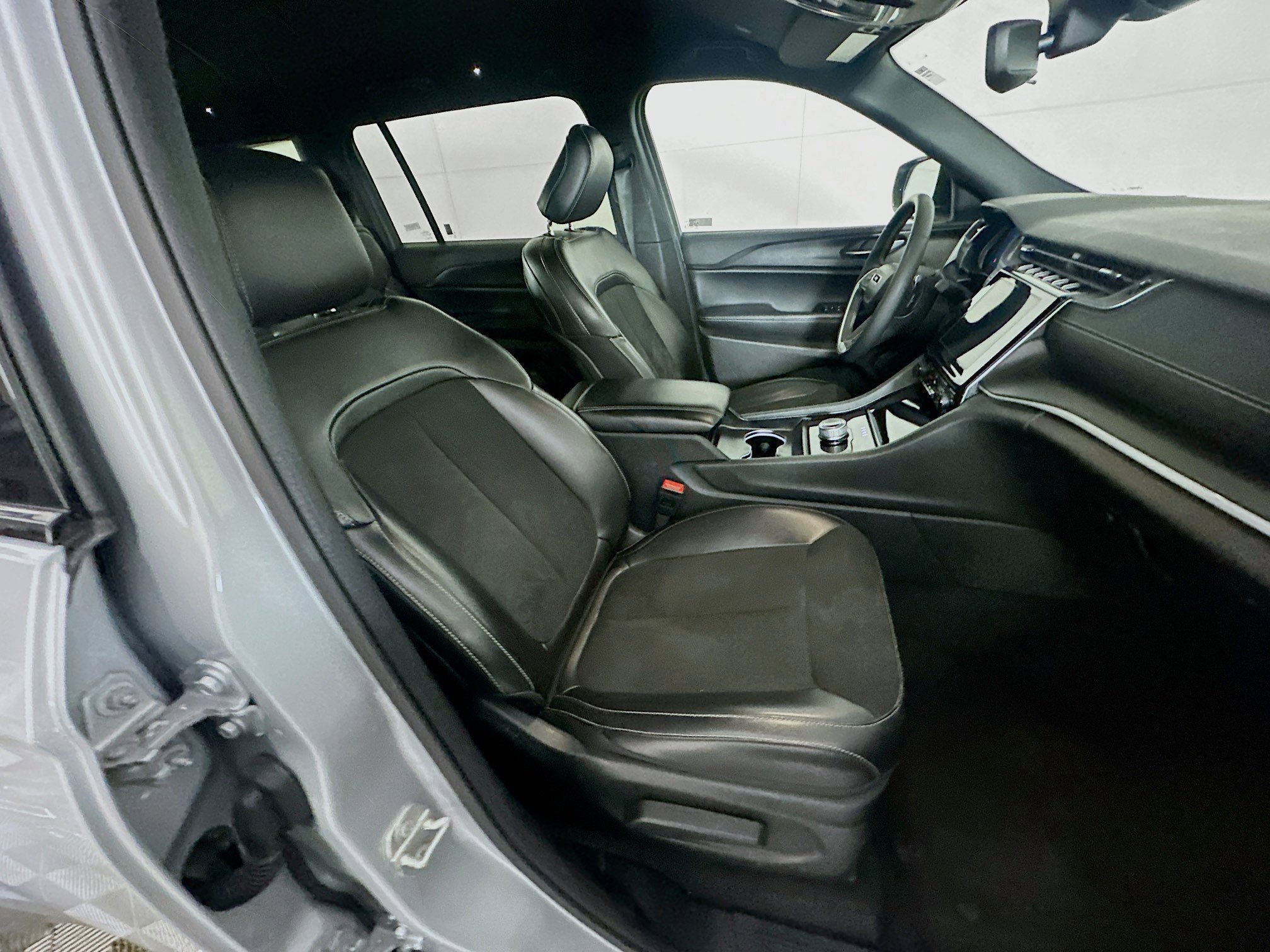 Used 2024 Jeep Grand Cherokee L Altitude image 32