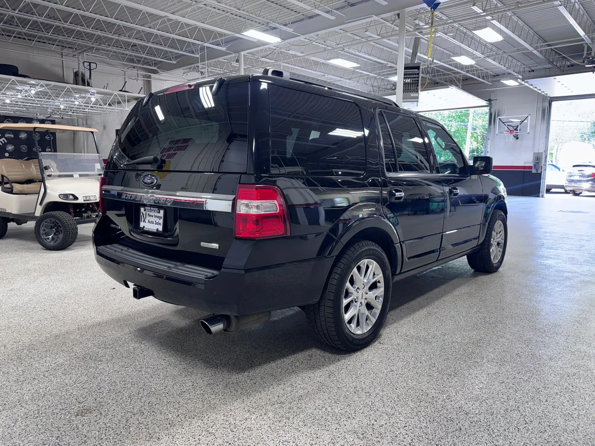 Used 2017 Ford Expedition Limited w/ Equipment Group 301A AWD/4WD image 3