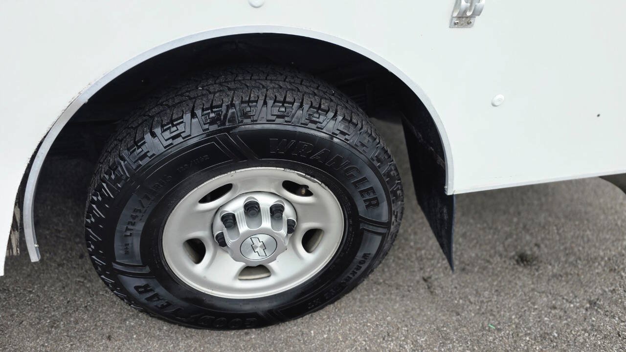 Used 2017 Chevrolet Express 3500 w/ Chrome Appearance Package RWD image 16